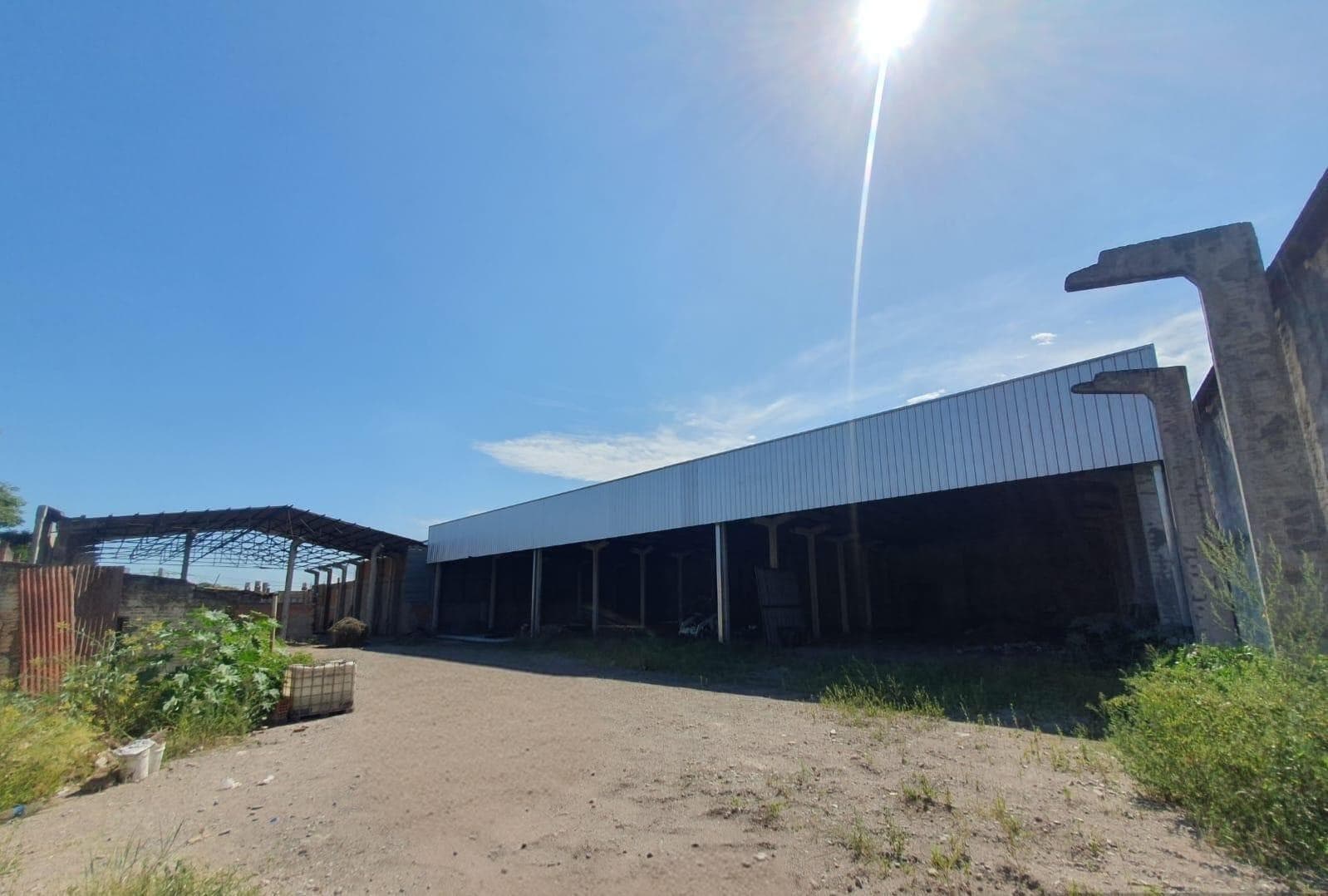 ¡Oportunidad única! Galpón en Zona Industrial con 4 Naves Espaciosas - 1