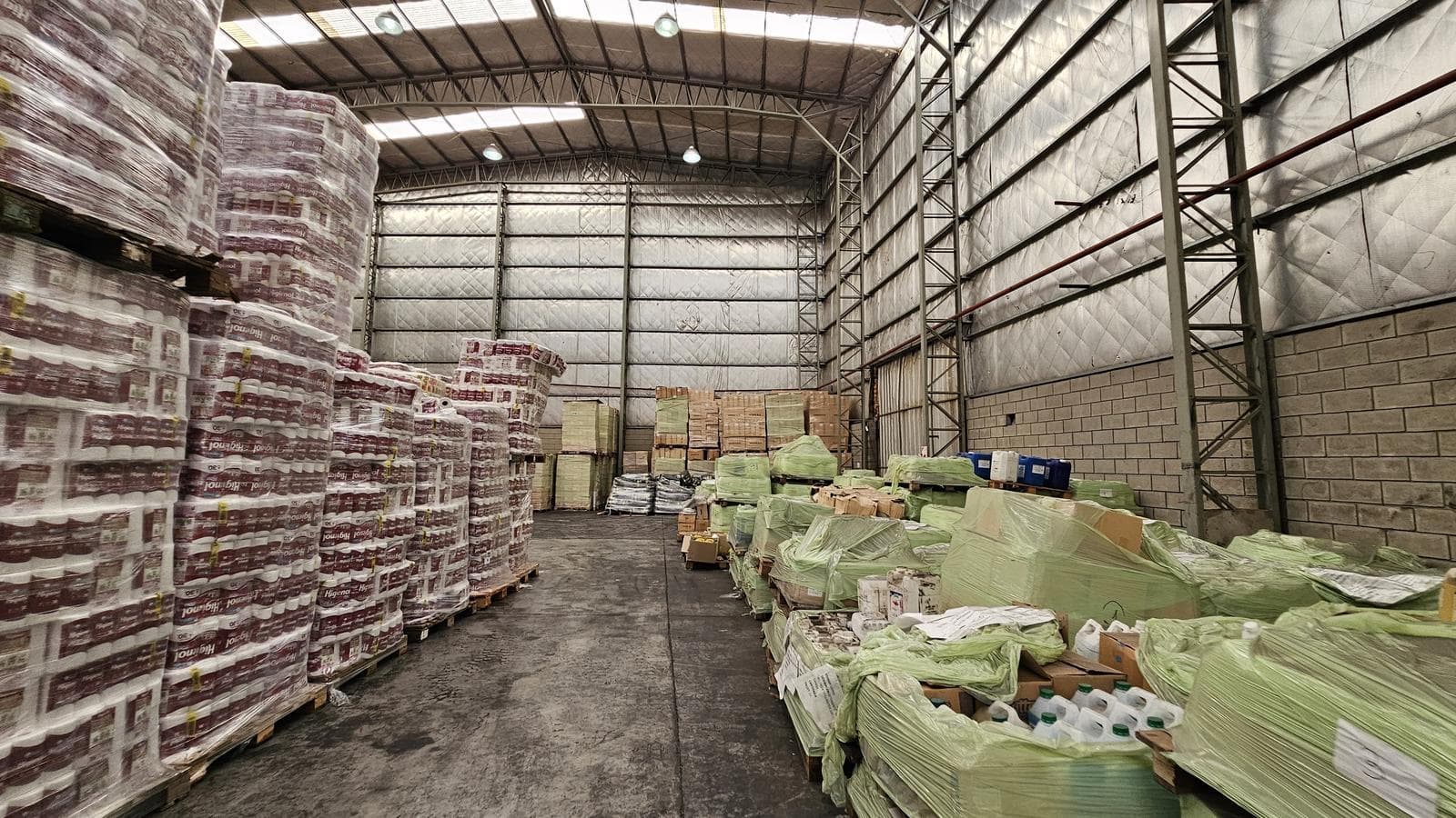 Alquiler galpón AAA en predio industrial sobre colectora Panamericana con oficinas - 1