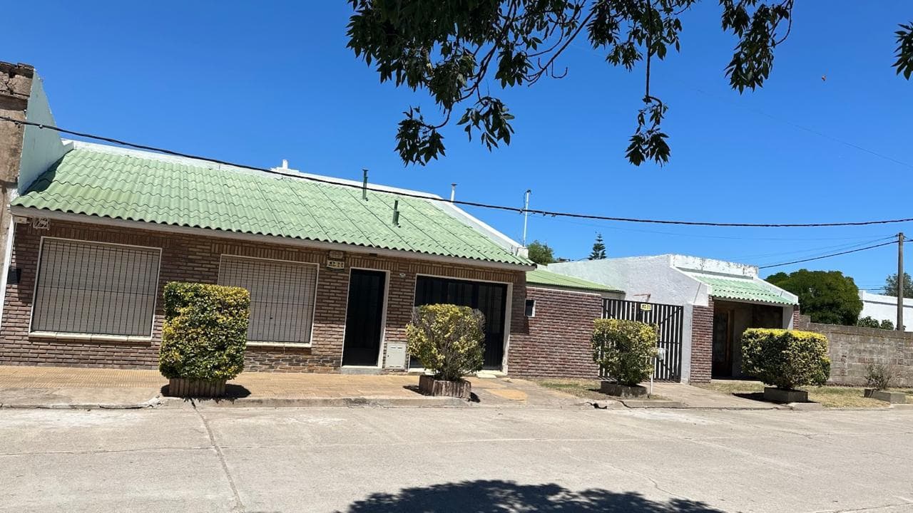 Casa en venta - 3 Dormitorios 2 Baños - Cochera - 300Mts2 - Oriente - 1