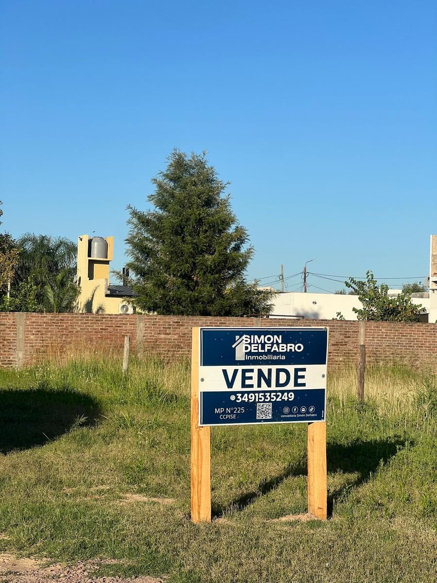 Terreno en Ambrosio Anoni, entre calles Moreno y N.D Cordoba, barrio la plata - 1