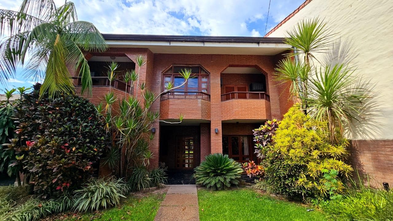 Importante casa de 5 dormitorios en VENTA en lote de 832 m2, zona Parque Guillermina, SMT - 1