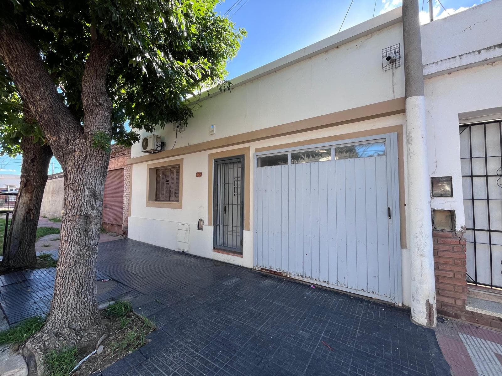 VDO. EXCELENTE CASA 3 DORM. CON PATIO Y COCHERA CUBIERTA!! - 1