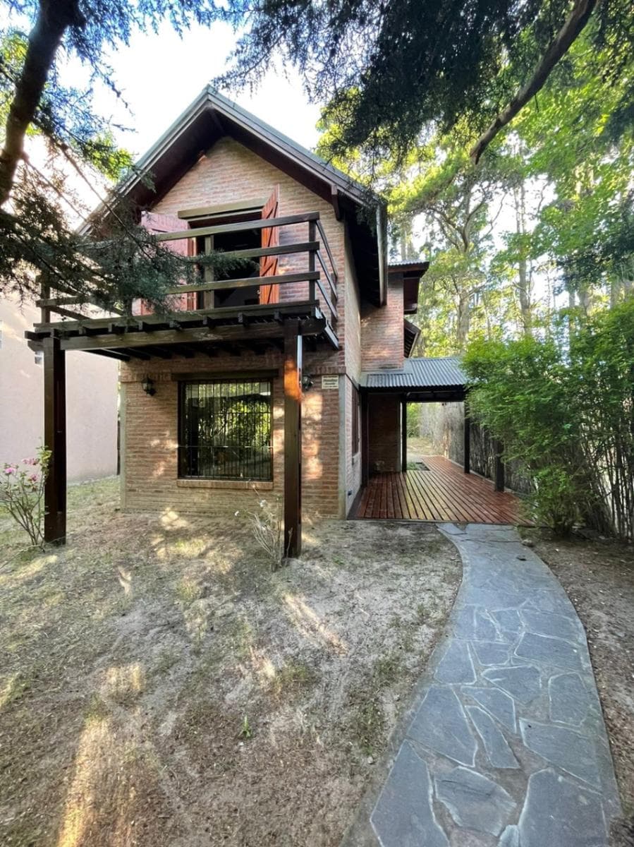 MAR AZUL – Venta casa 3 ambientes c/ cochera - 1