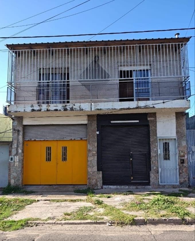 Casa en planta alta local y galpón - 1