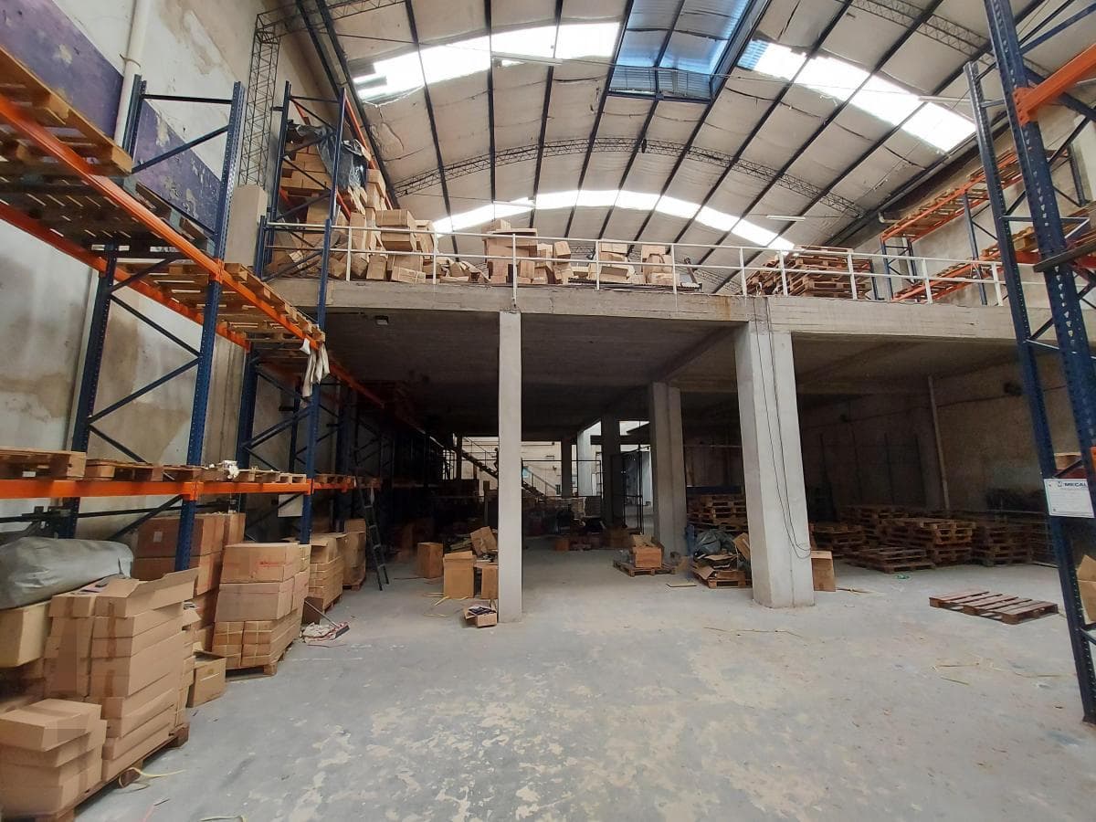 Depósito de 1600 m² . Entrada para camiones. Terreno de 17x50m. USAM - Paternal. - 1