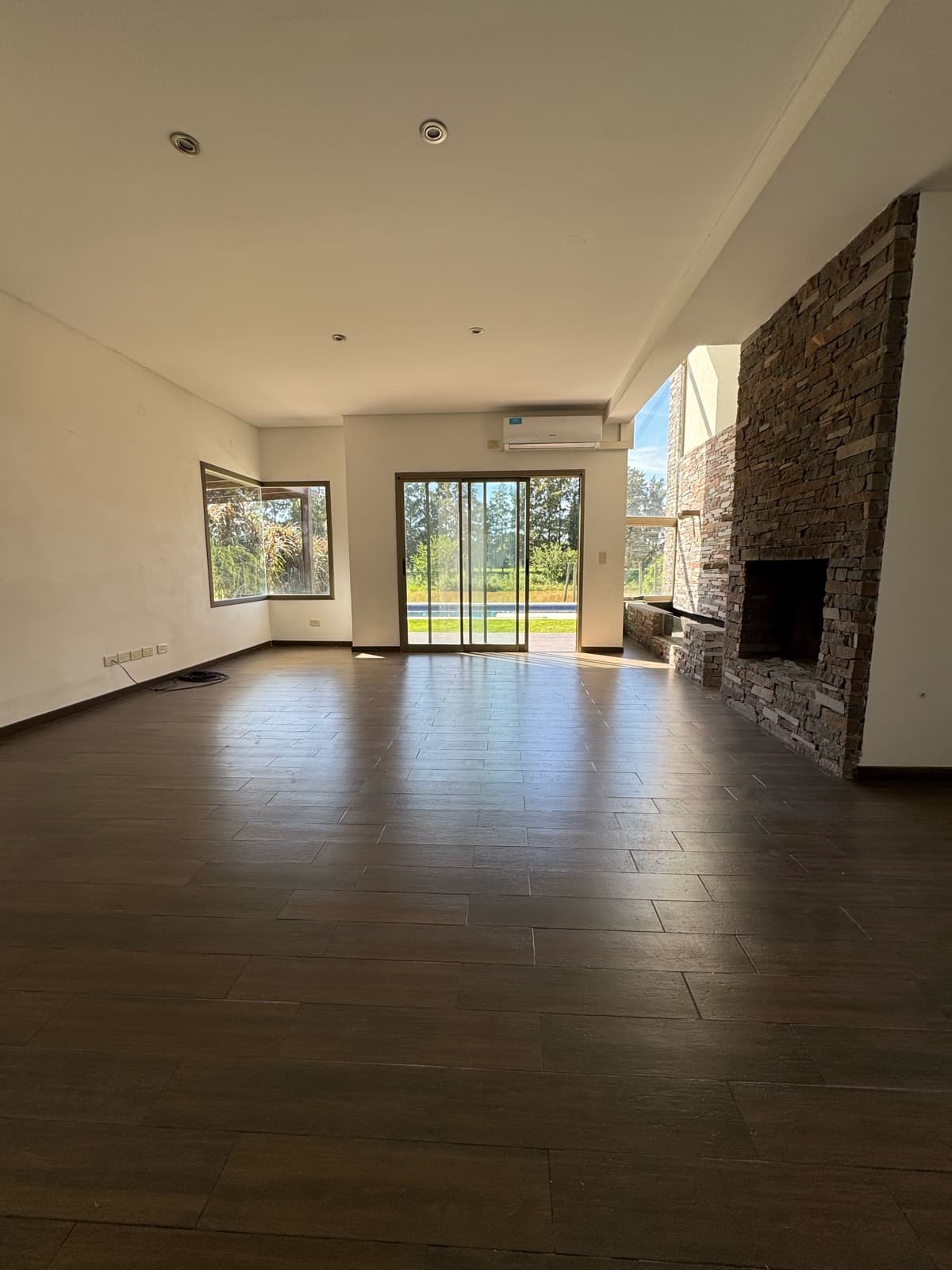 Casa sobre lote de 1000m2 con costa al rio - 1