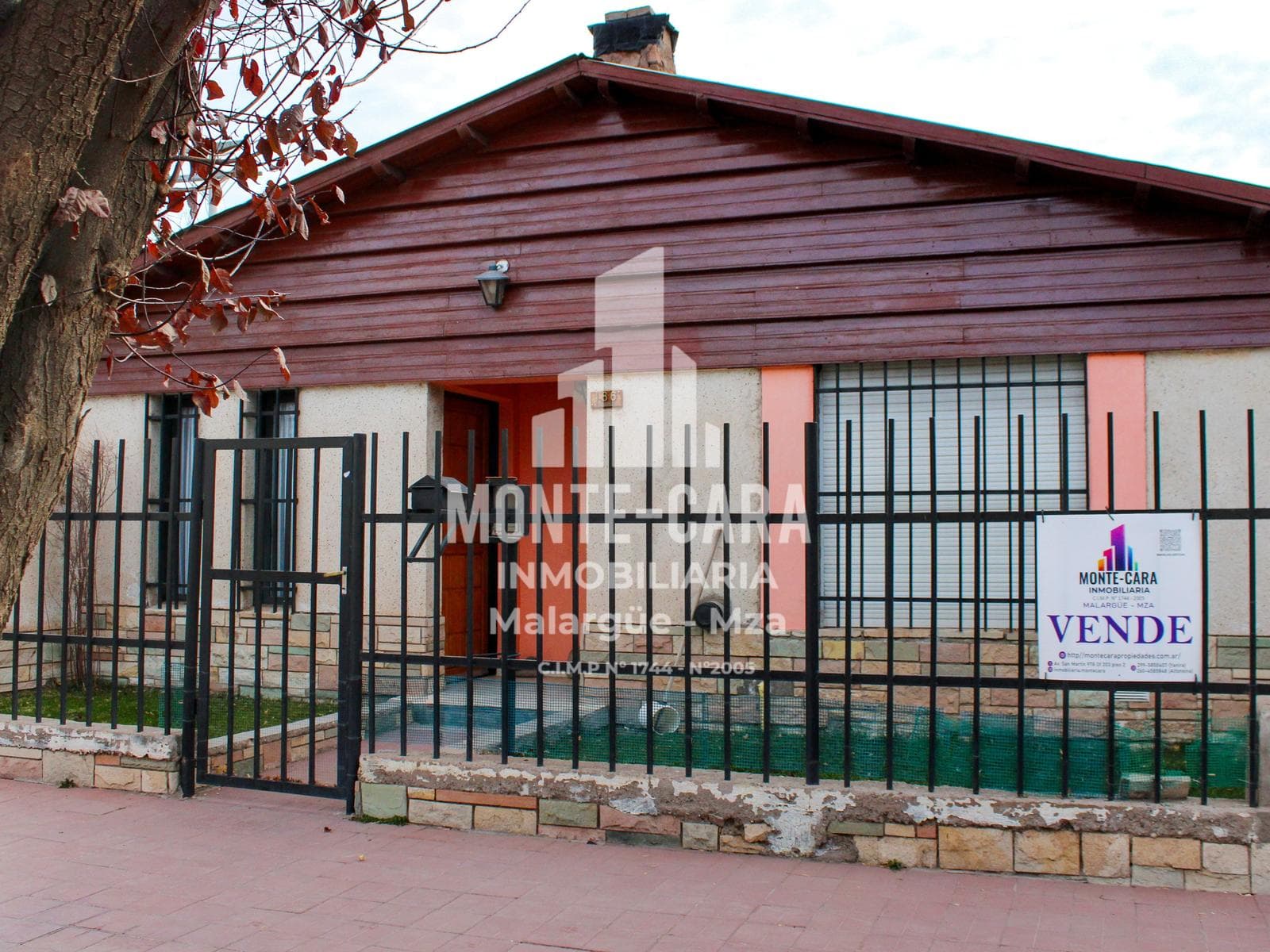 Amplia casa ubicada a solo una cuadra de Avenida San Martín - 1