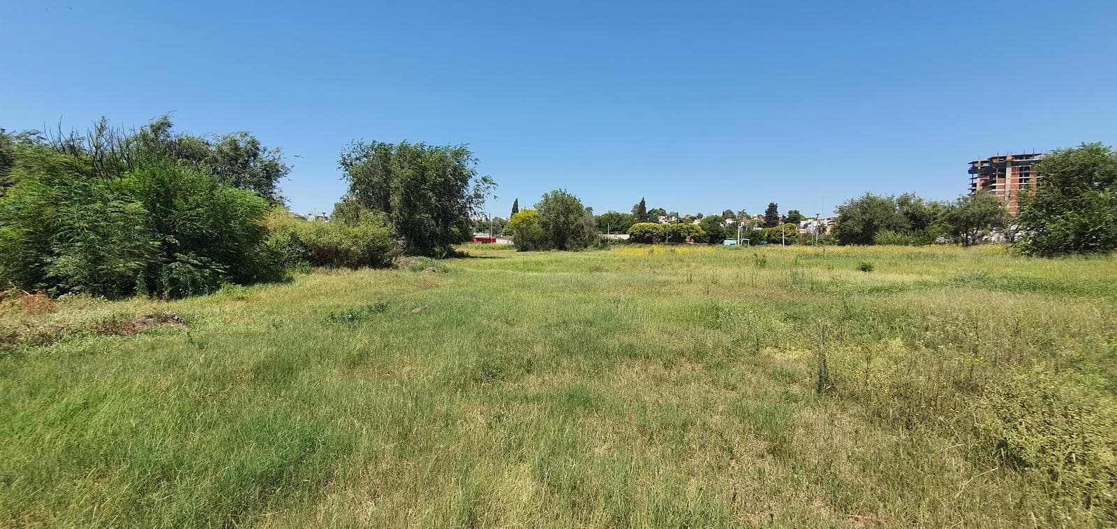 Alquilo Terreno en Costanera altura Puente Zipoli y Sagrada Familia - 1