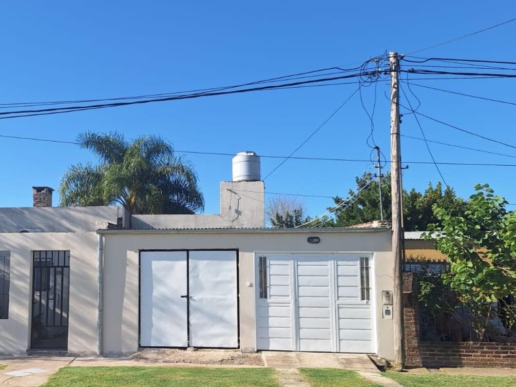 Venta Casa en calle Santa Fe al 300, ciudad de Recreo - Casa con patio mas Departamento - 1