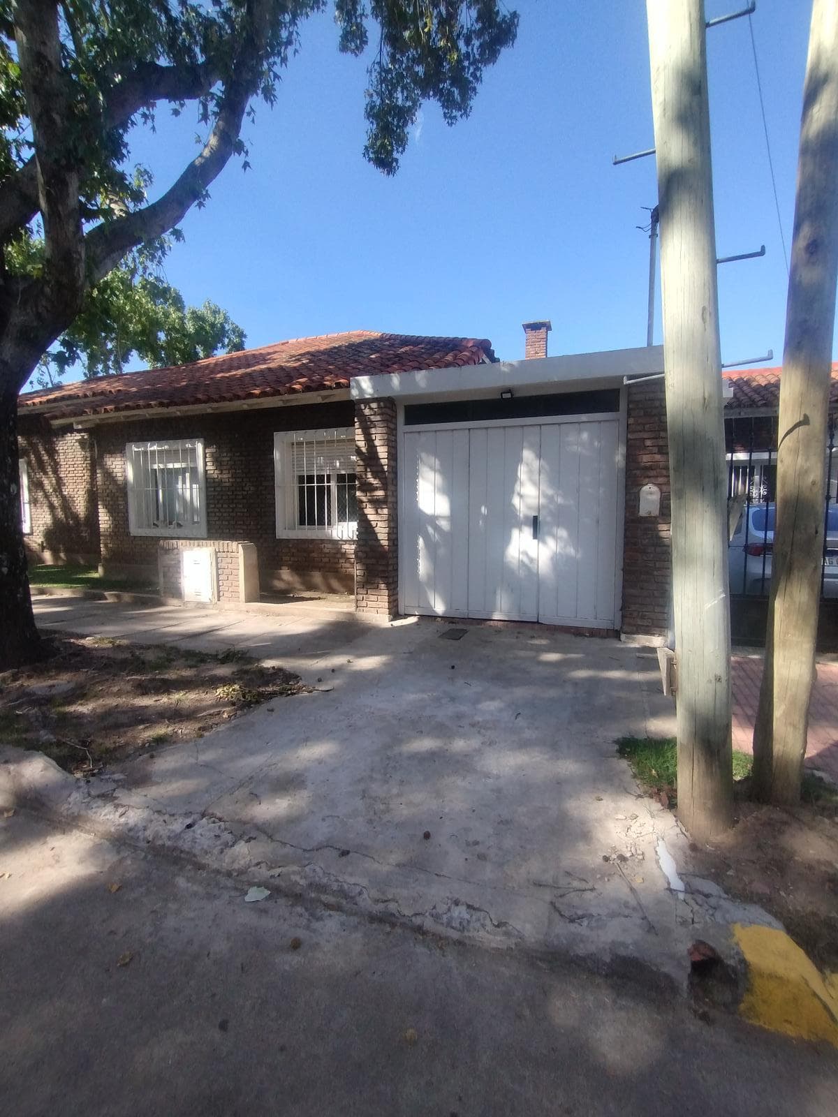 CASA EN VENTA, 4 AMB. CON JARDIN Y COCHERA - LA LUCILA - 1