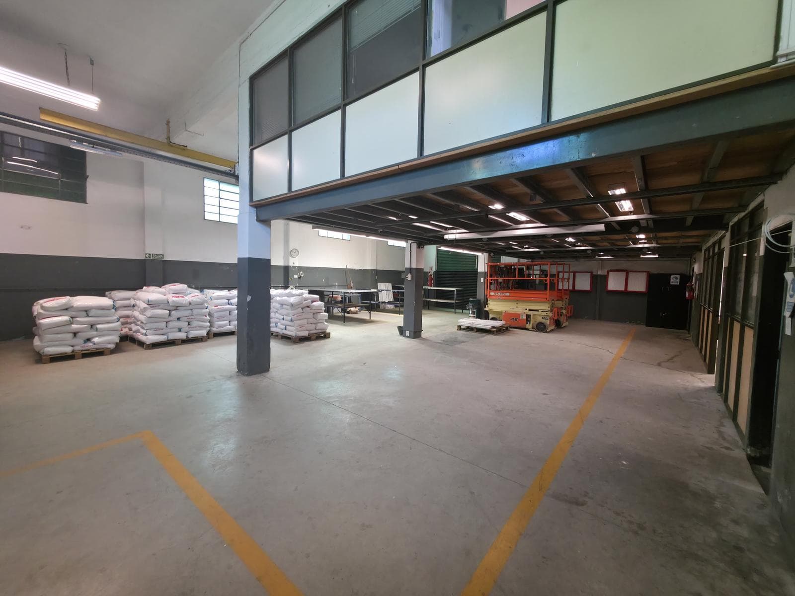 Venta Galpón en Adrogue en Zona Comercial - 1