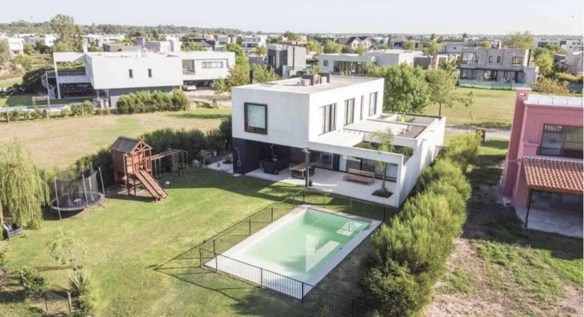 VENTA CASA EN EL CANTON AL GOLF - 5 AMBIENTES USO INTERNO - 1