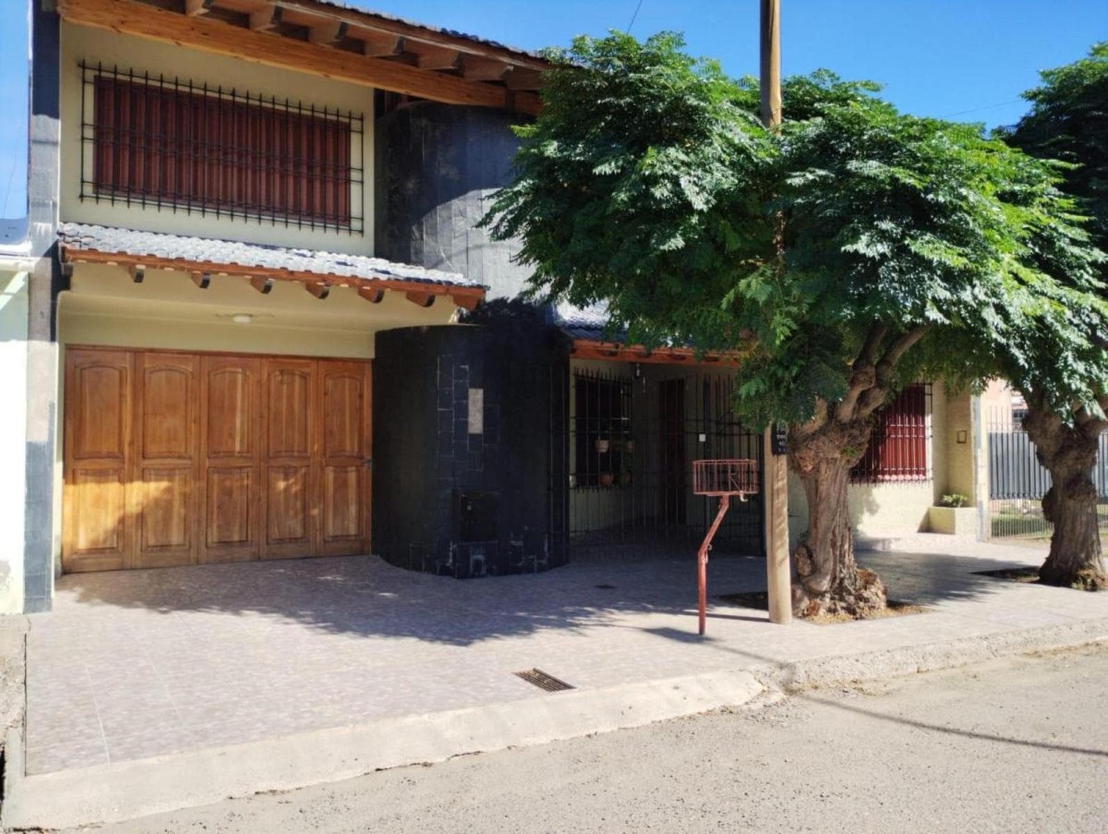 Casa en venta - 4 Dormitorios 2 Baños - Cochera - 240Mts2 - Tunuyán - 1