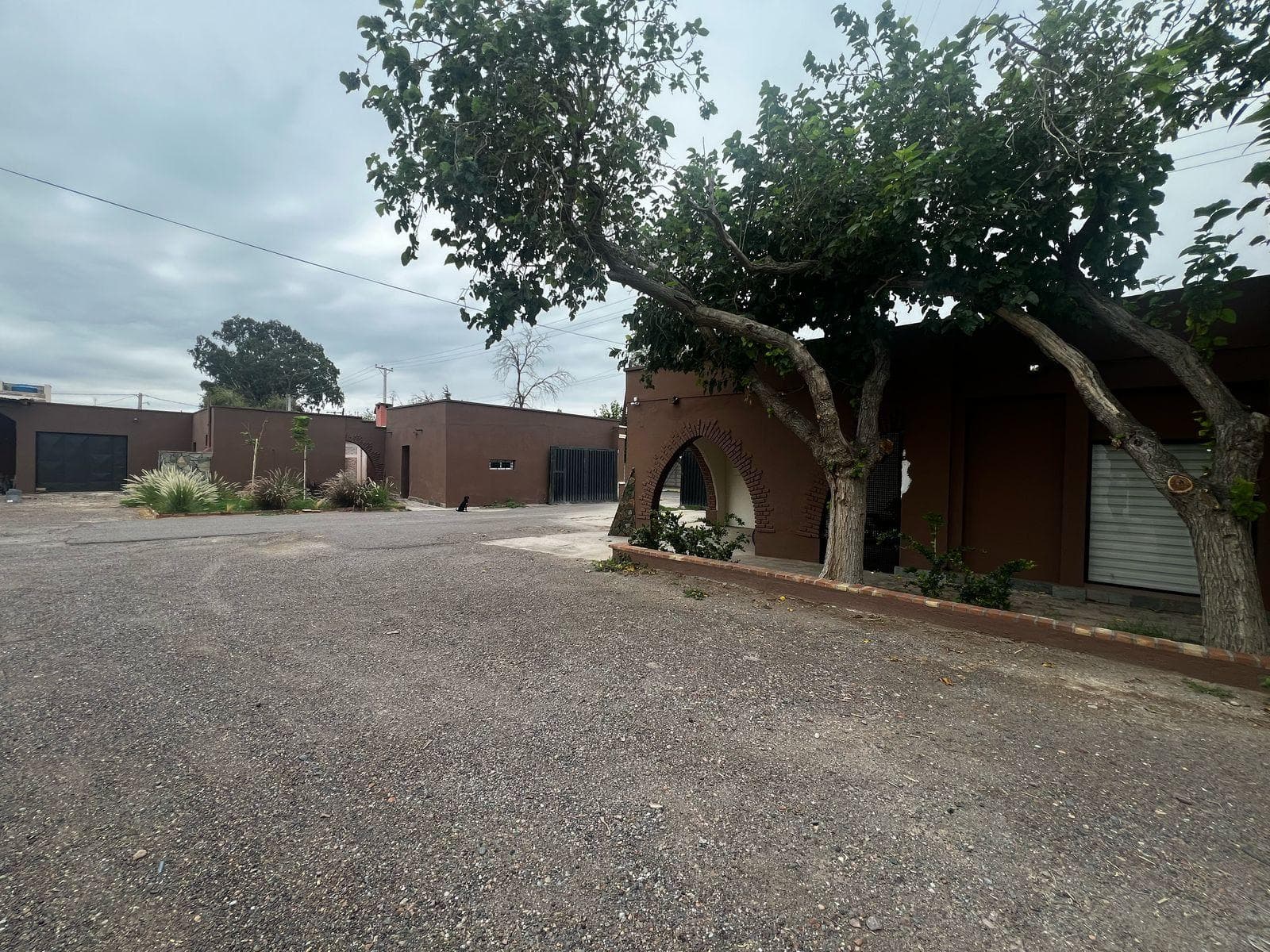 Galpón con oficinas y playa de maniobras - 1