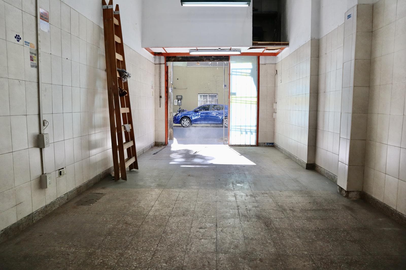 Local en alquiler en Flores - 1