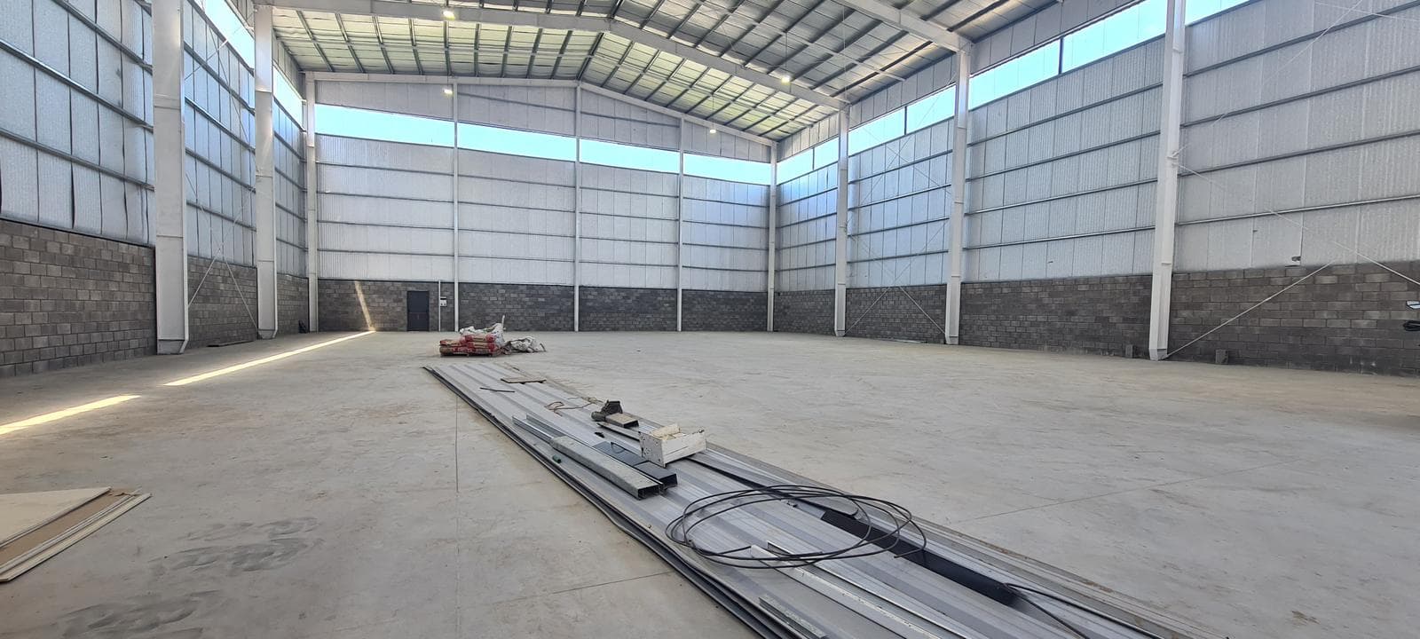 Galpón a estrenar en alquiler en parque industrial - 1