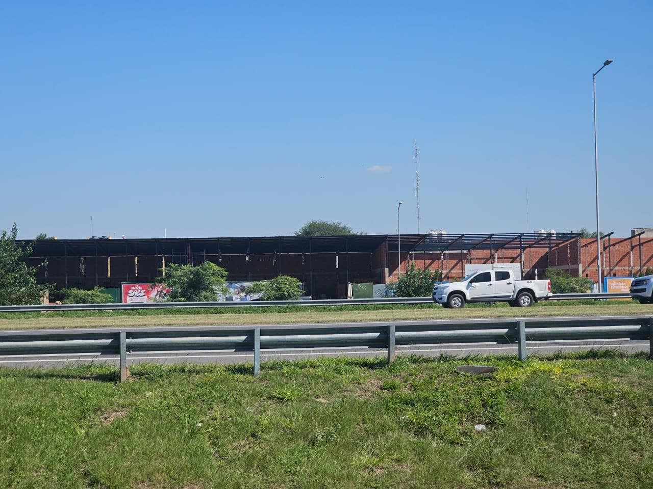 A ESTRENAR LOCALES S/ COLECTORA AV SPILIMBERGO Y CIRCUNVALACION - 1