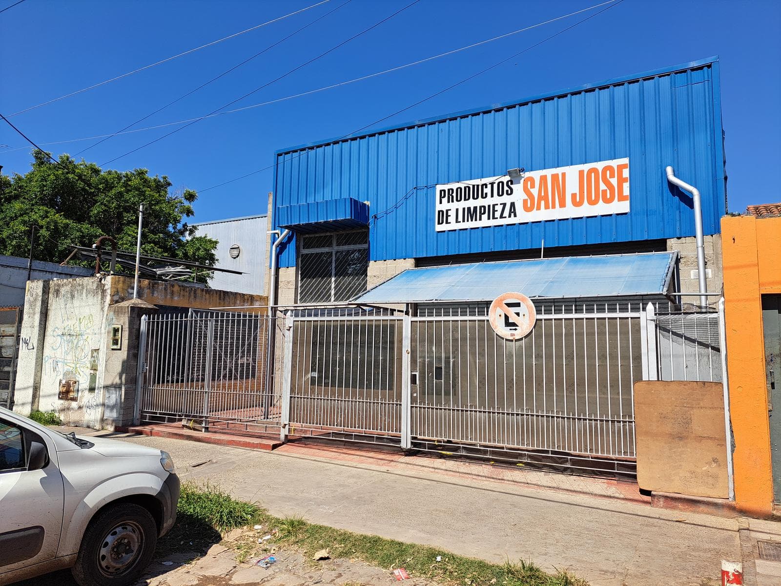 Galpón con Salon de ventas y oficina - 1