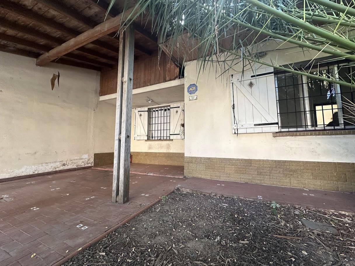 Venta Casa de 2 dormitorios y fondo libre en Remedios de Escalada. - 1