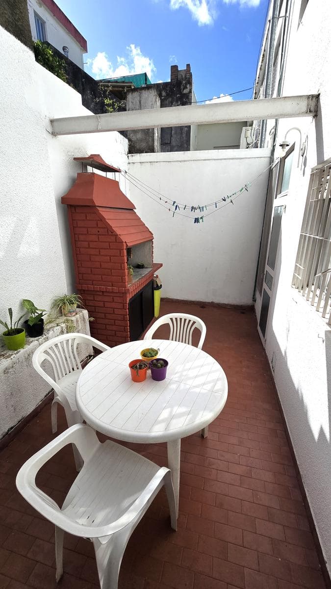 Departamento de pasillo 2 dormitorios con patio. Necochea y Pellegrini. - 1