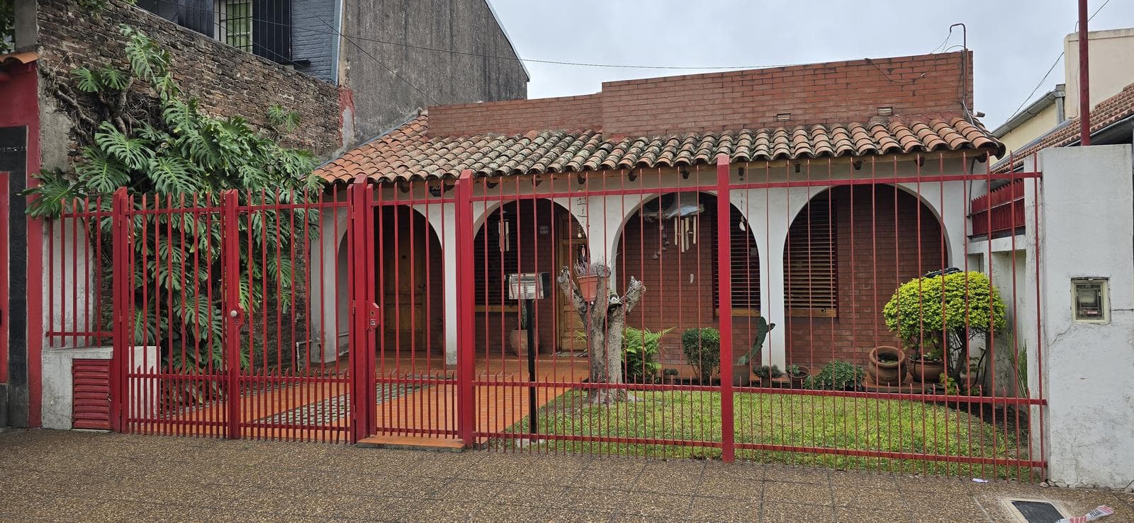 Casa 3 ambientes terreno de 370 m2 a media Cuadra Plaz - 1