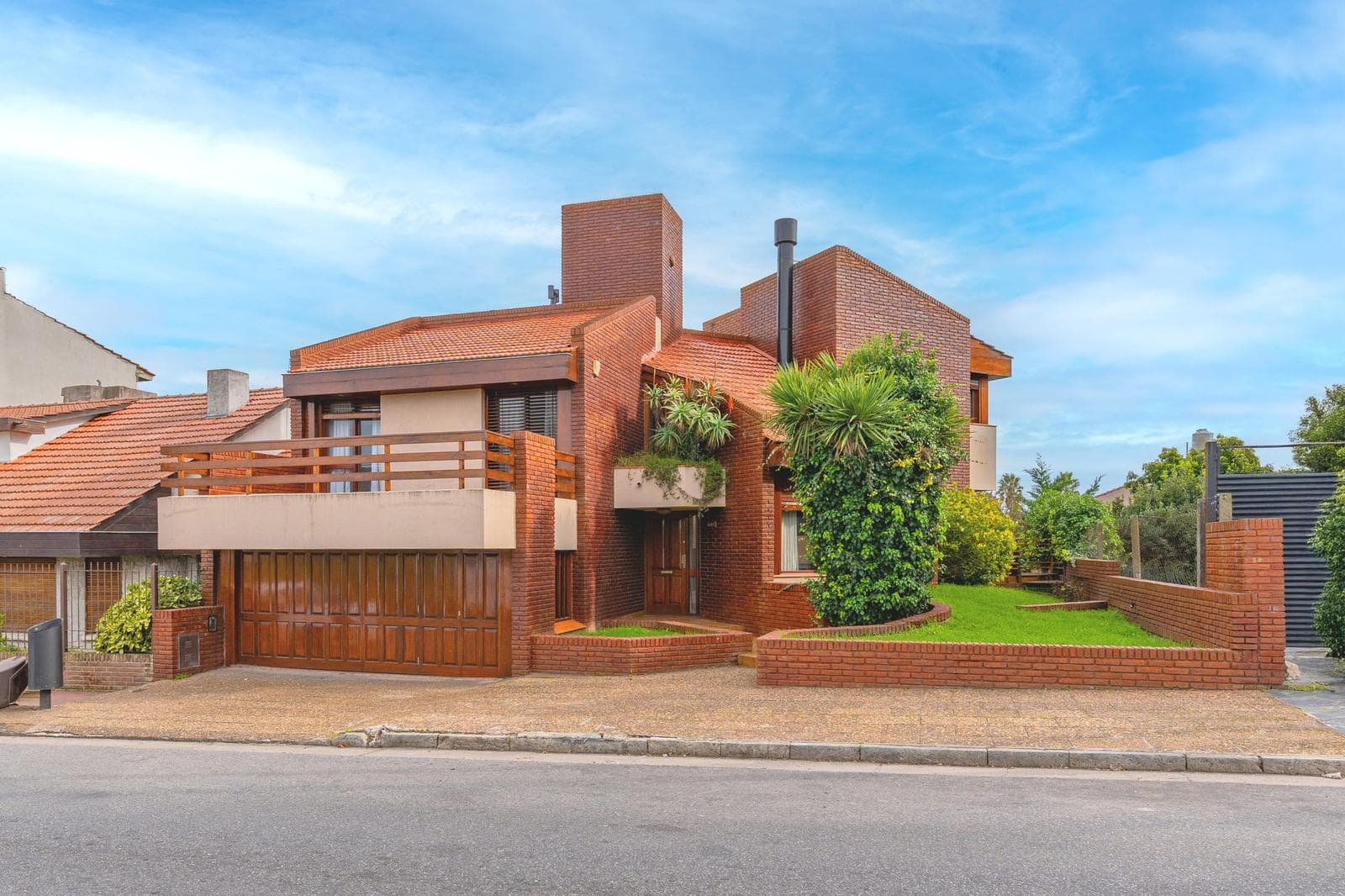Casa en alquiler. 3 dormitorios. Escritorio o sala de estar. Jardin, garage doble. Quincho - 1