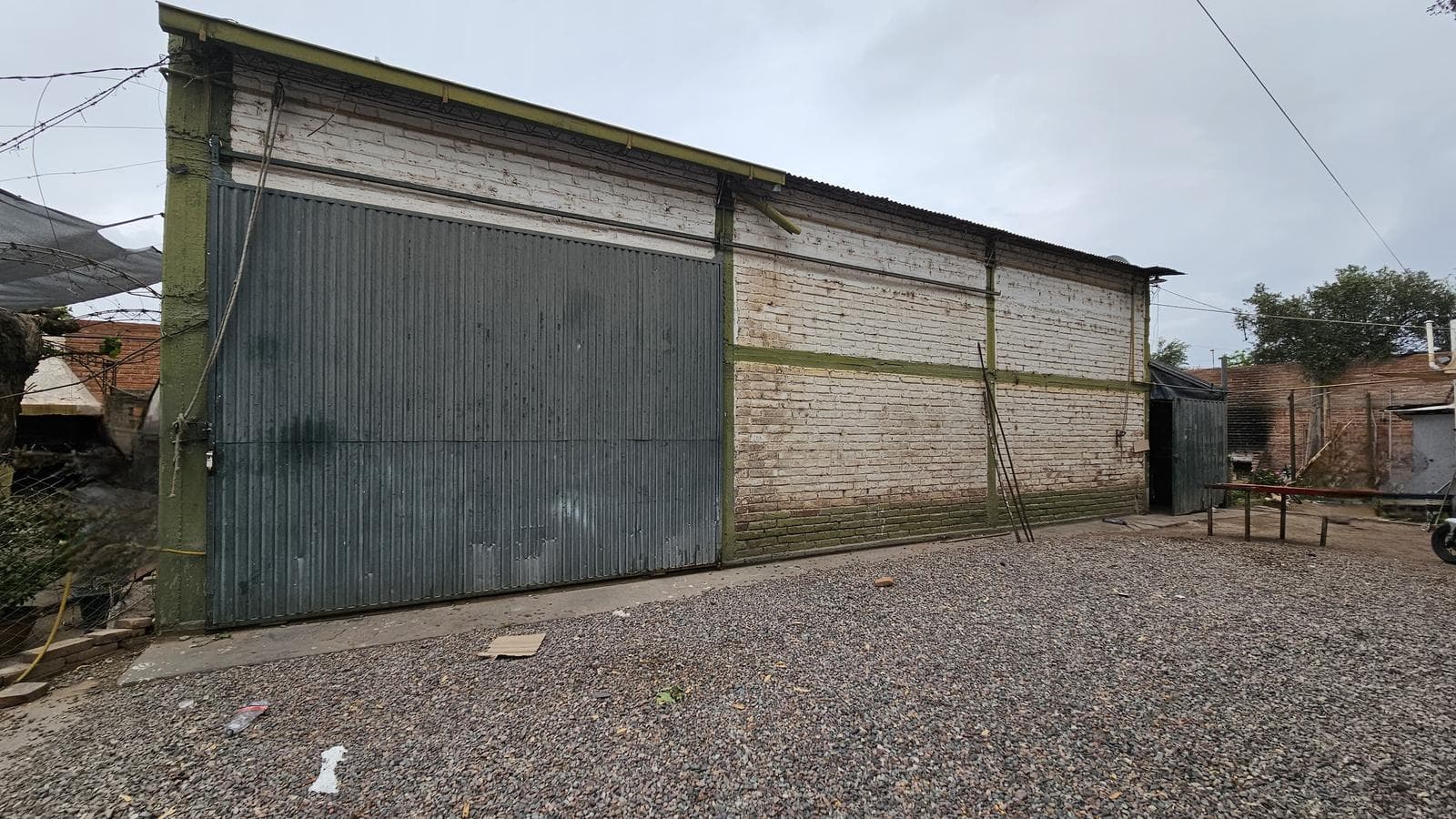 Casa y galpón en Av. Mitre sobre el boulevard - 1