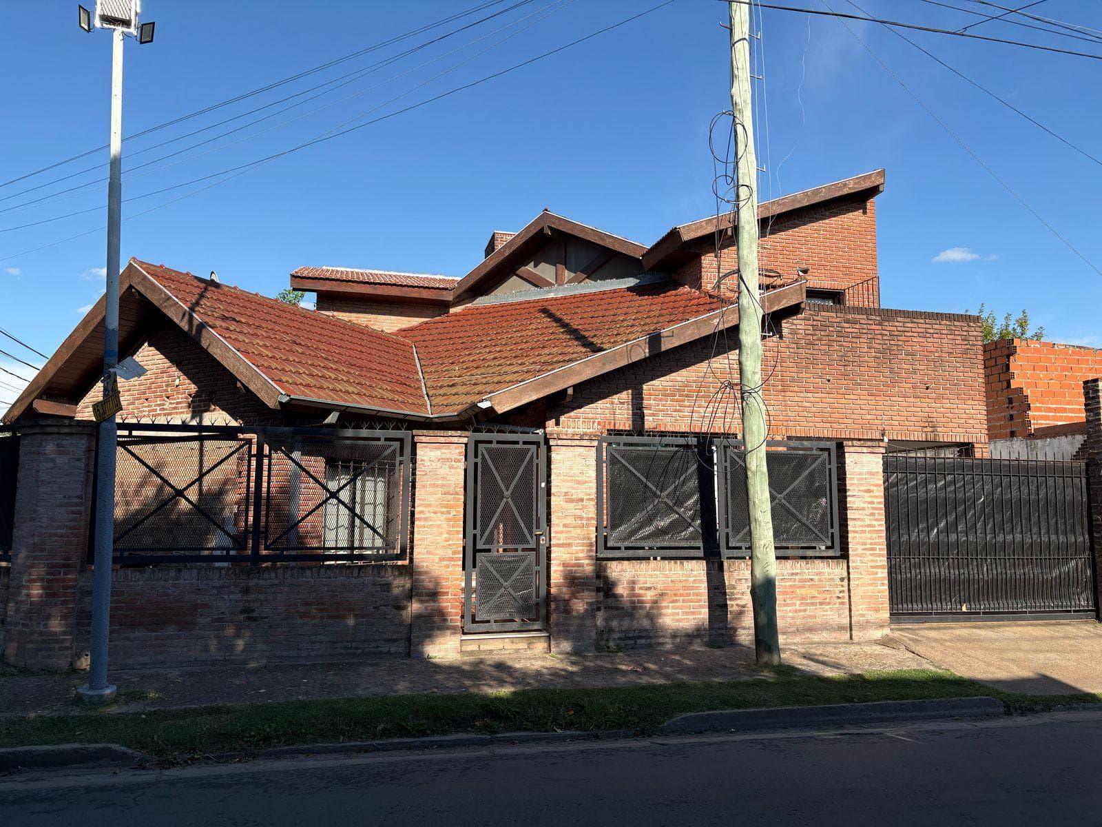 Venta de Casa 5 ambientes con jardín y pileta en Los Polvorines Apta Credito - 1