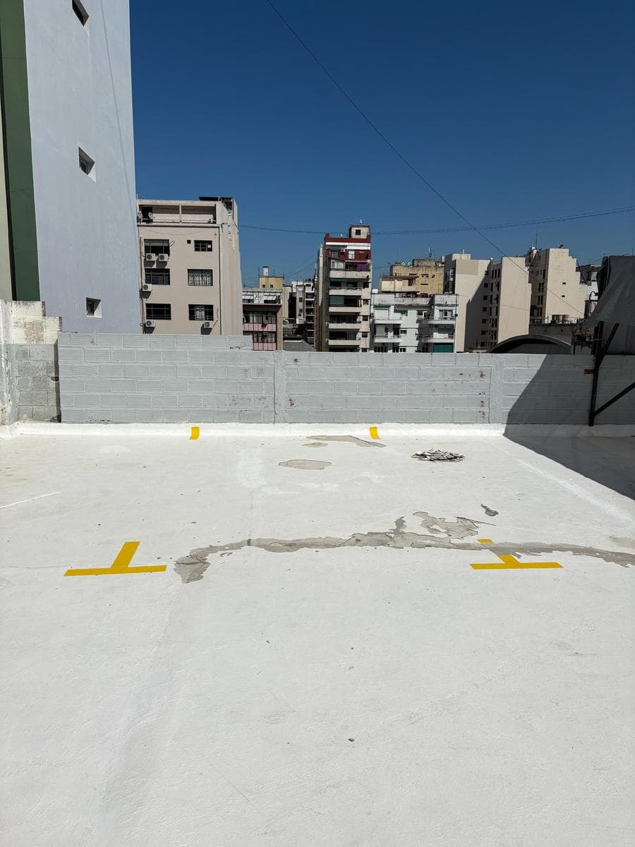 EXCELENTE COCHERA DESCUBIERTA EN PLENO MICROCENTRO PORTEÑO - 1