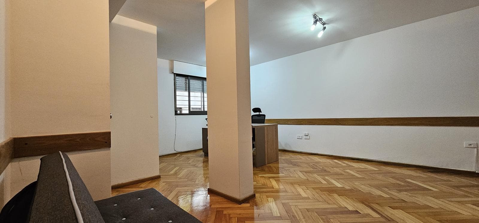 Excelente Oficina/Local en Lourdes - 1