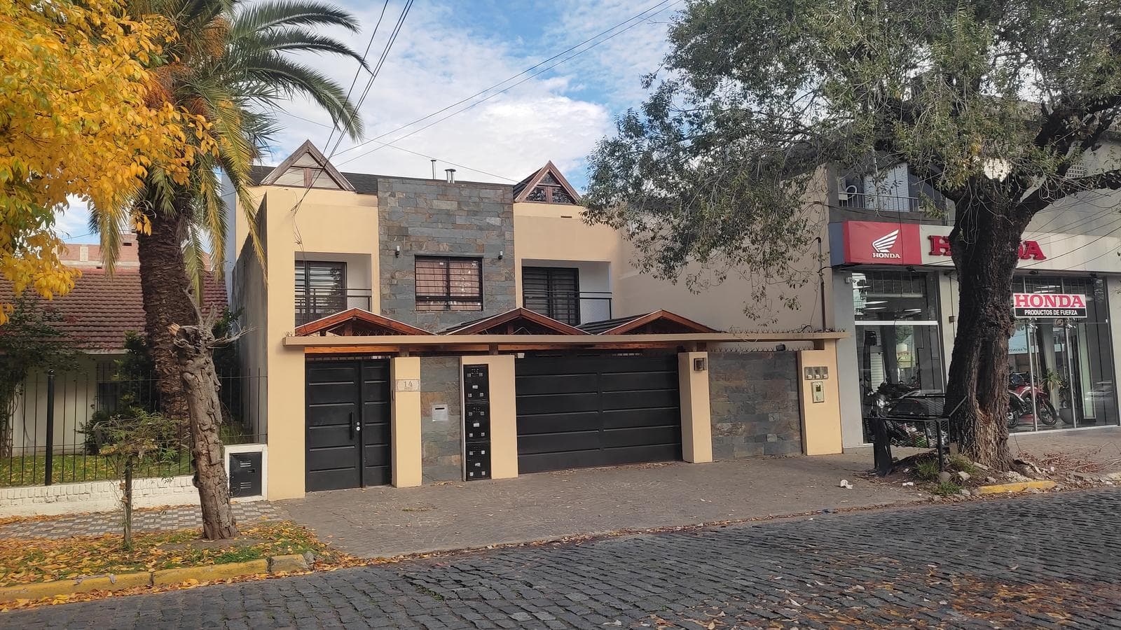 DUPLEX 3 AMBIENTES SOBRE LA CALLE SEGUI A MTS DE H. YRIGOYEN - 1