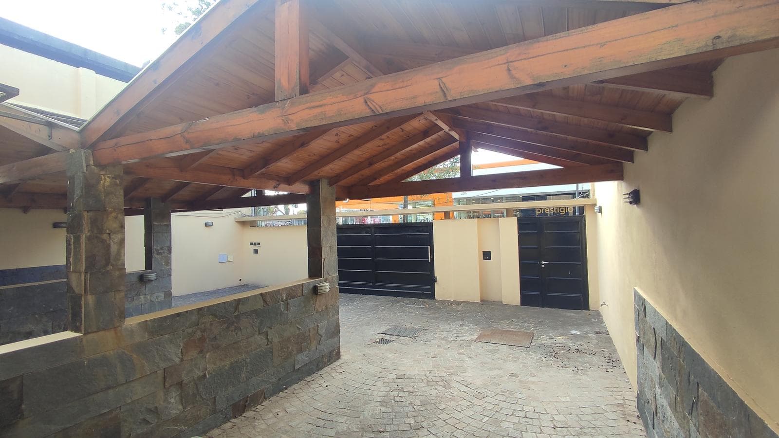 DUPLEX 3 AMBIENTES SOBRE LA CALLE SEGUI A MTS DE H. YRIGOYEN - 2