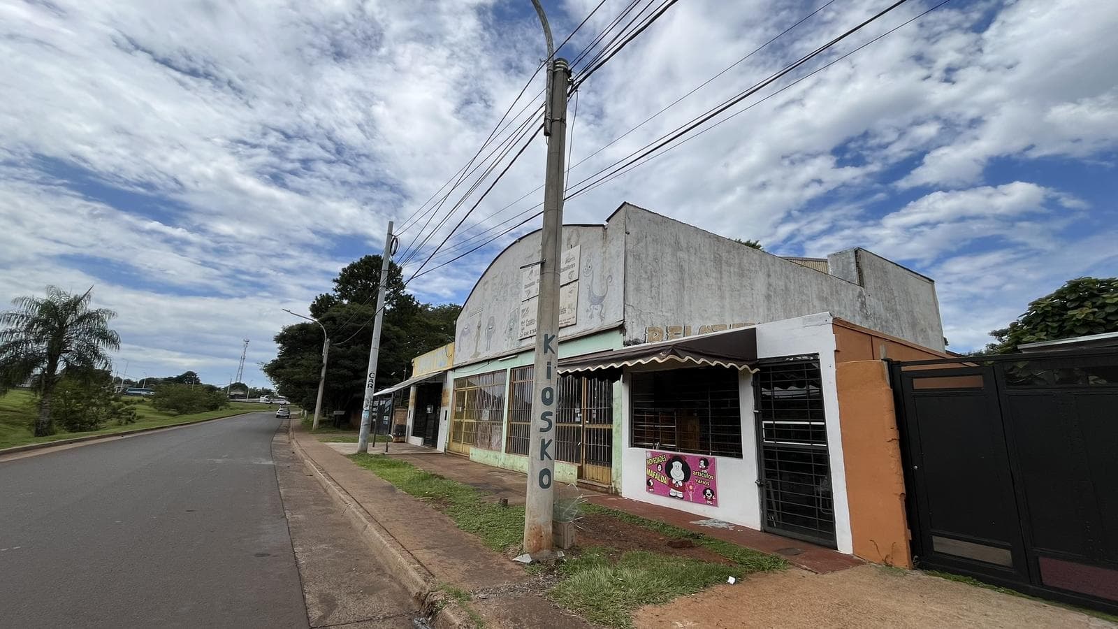 Galpón con frente vidriado más Departamentos en Venta - 1