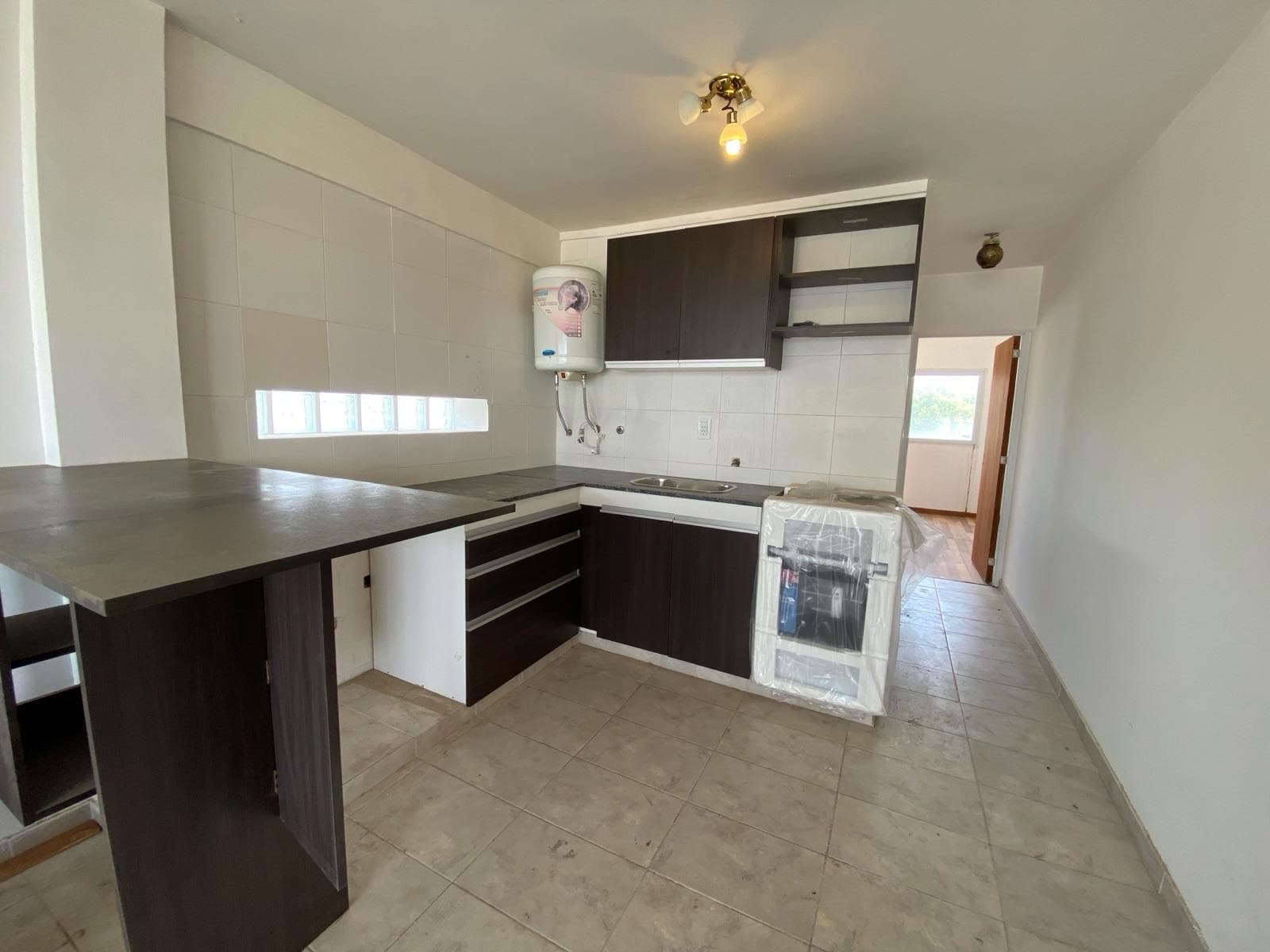 VENTA - Departamento 1 dormitorio semi piso con cochera al frente. Echesortu, Rosario. - 2