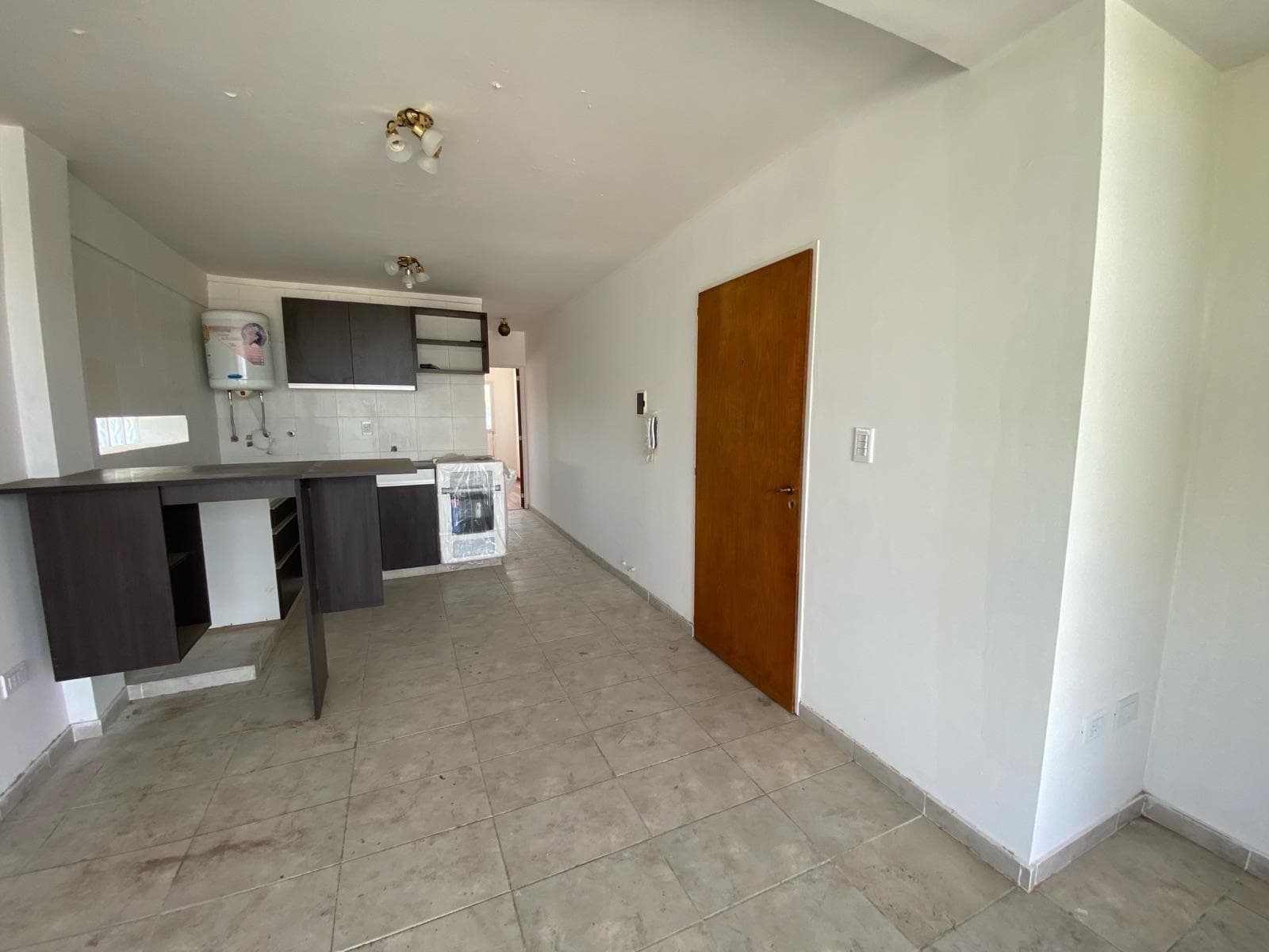 VENTA - Departamento 1 dormitorio semi piso con cochera al frente. Echesortu, Rosario. - 1