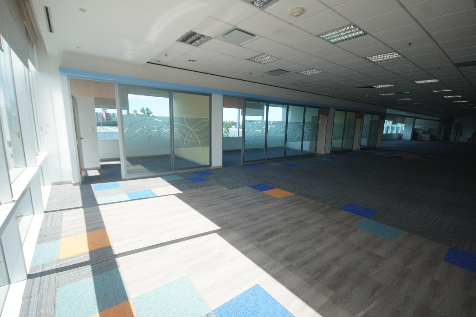 Oficina en alquiler en planta libre con divisiones lista para entrar - 1