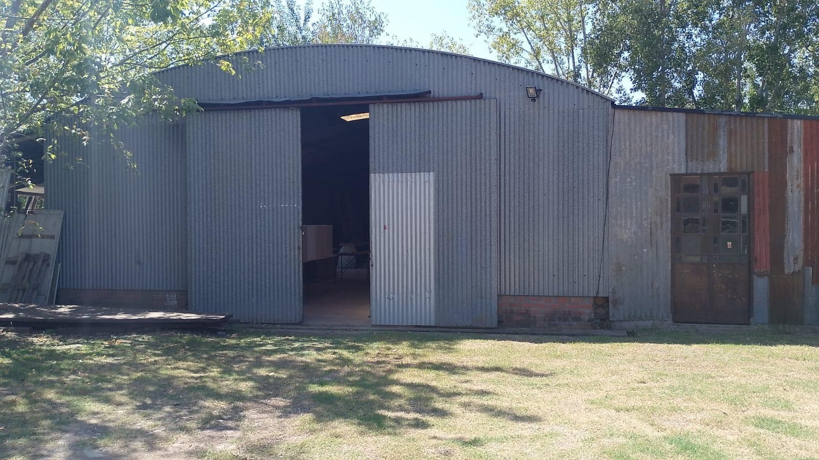 Galpón en venta de 355m2 cub. en lote de 2793m2 en Benavidez - 1