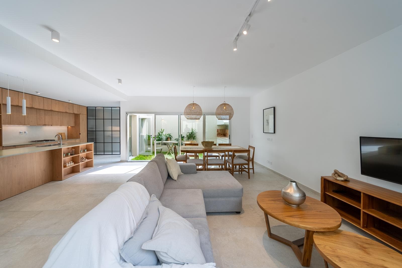 Casa pasillo 3 dormitorios, patio, parrilla, pileta, lourdes - 1