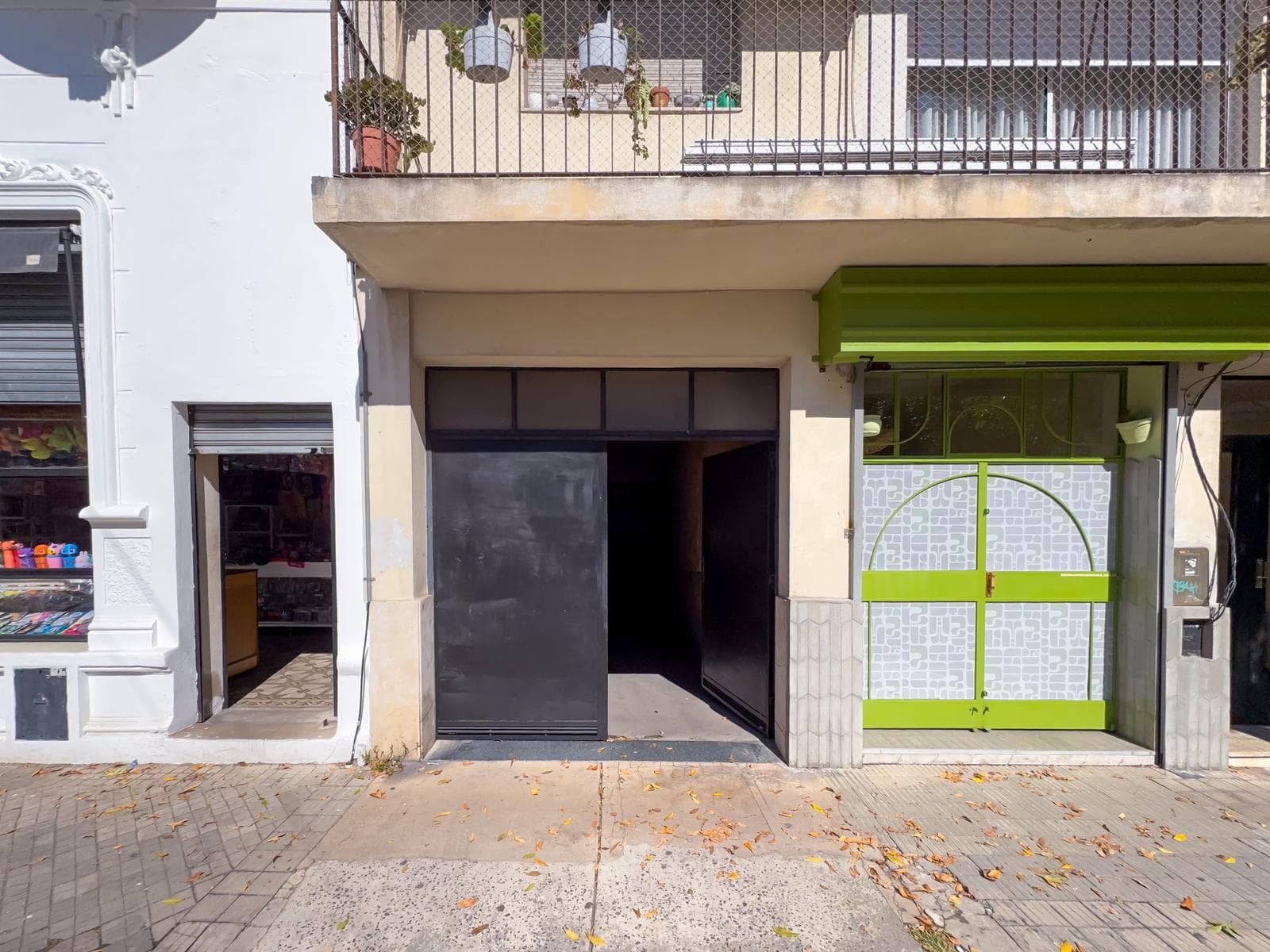 Cochera en venta, espacio para Auto y 2 motos, Lourdes - 1