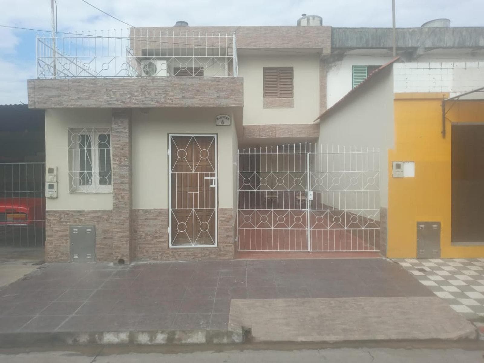 Casa en venta - 5 Dormitorios 2 Baños - Lules - 1