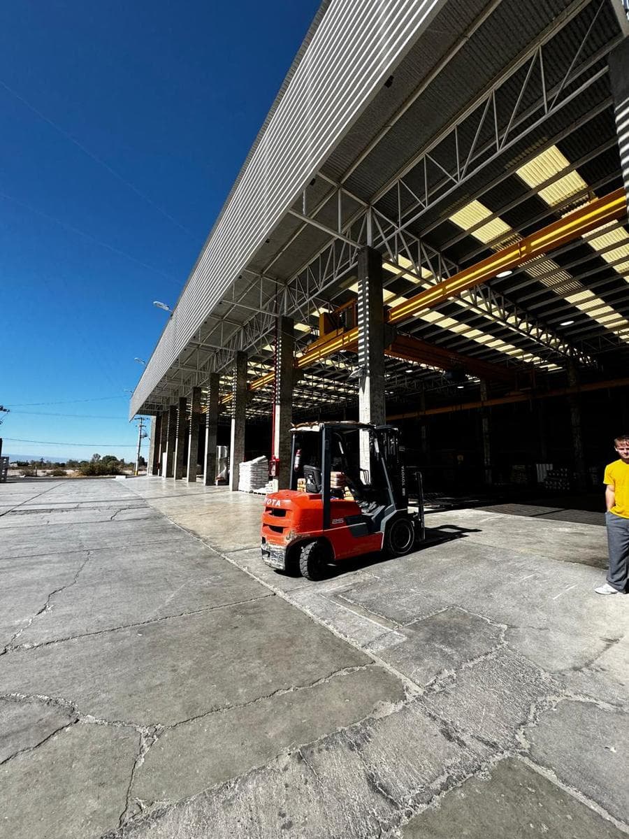 Galpón en alquiler mas oficinas y deposito - 1