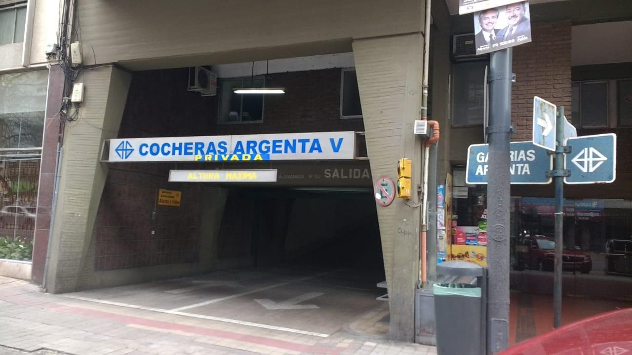 Cochera en alquiler. Semicubierta y en terraza - 1