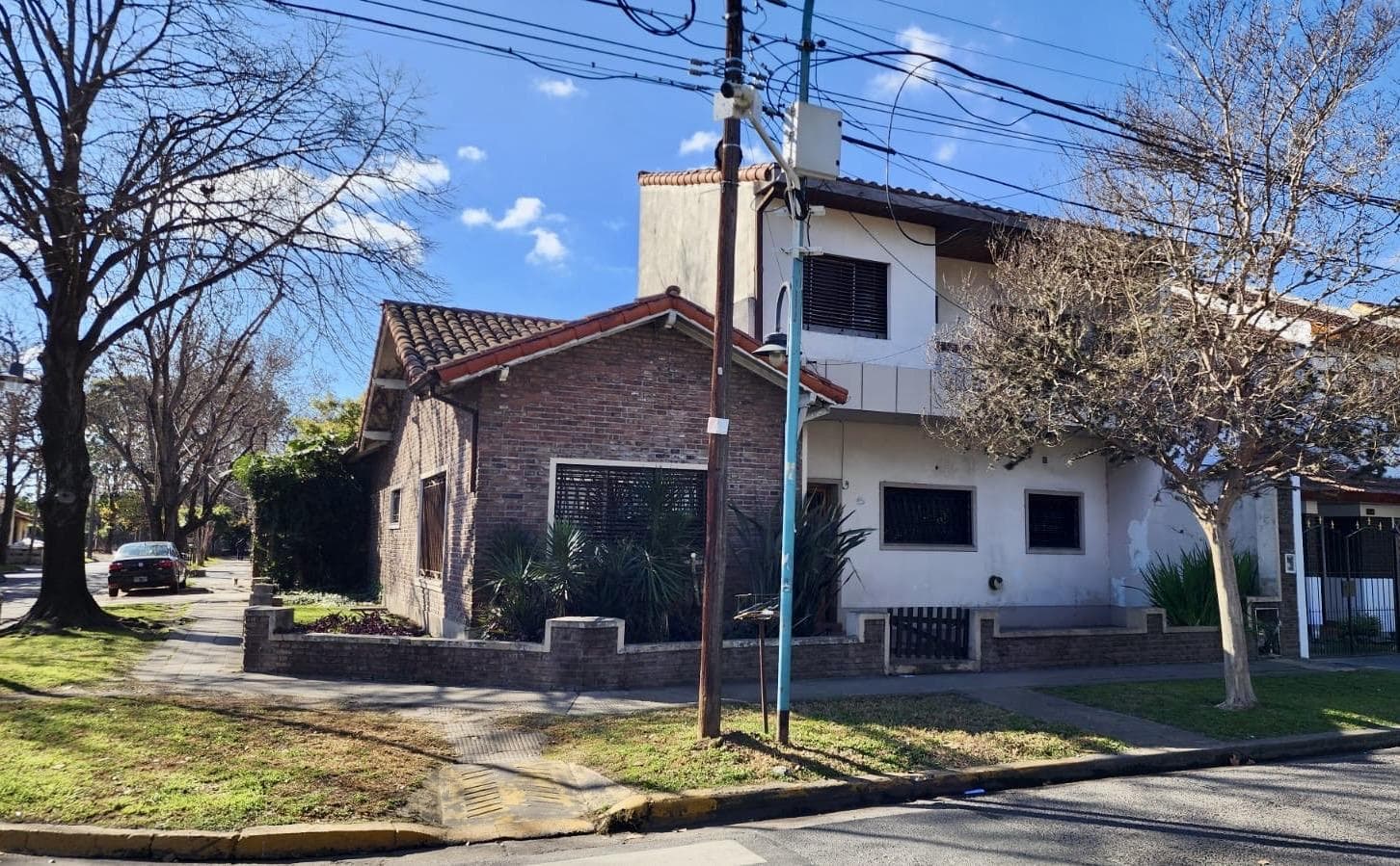 Imponente casa en venta de 5 ambientes con jardín y cochera - 1