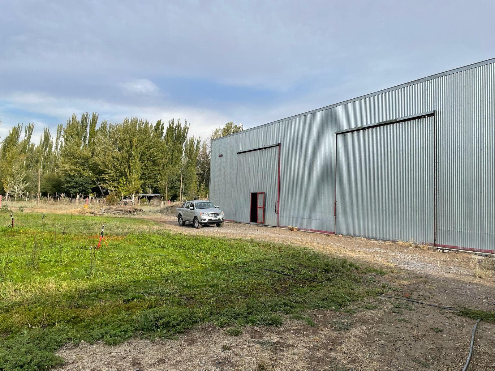 ALQUILER GALPÓN 250M2 (PREDIO 3100M2) - ISLA JORDAN, CIPOLLETTI - 1