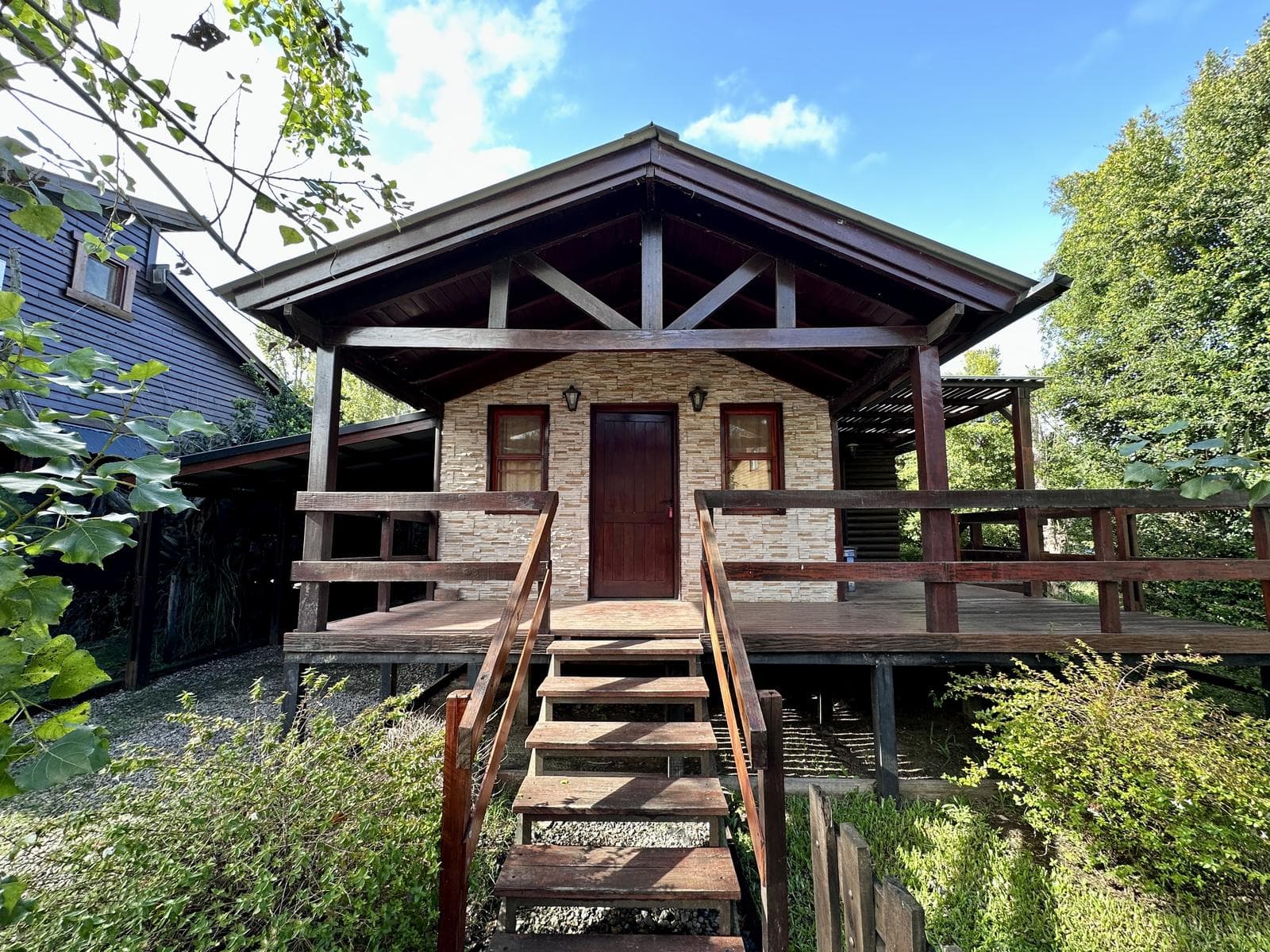 Casa en barrio privado Yacht Club Guazú. 2 dormitorios, quincho y cochera - 1