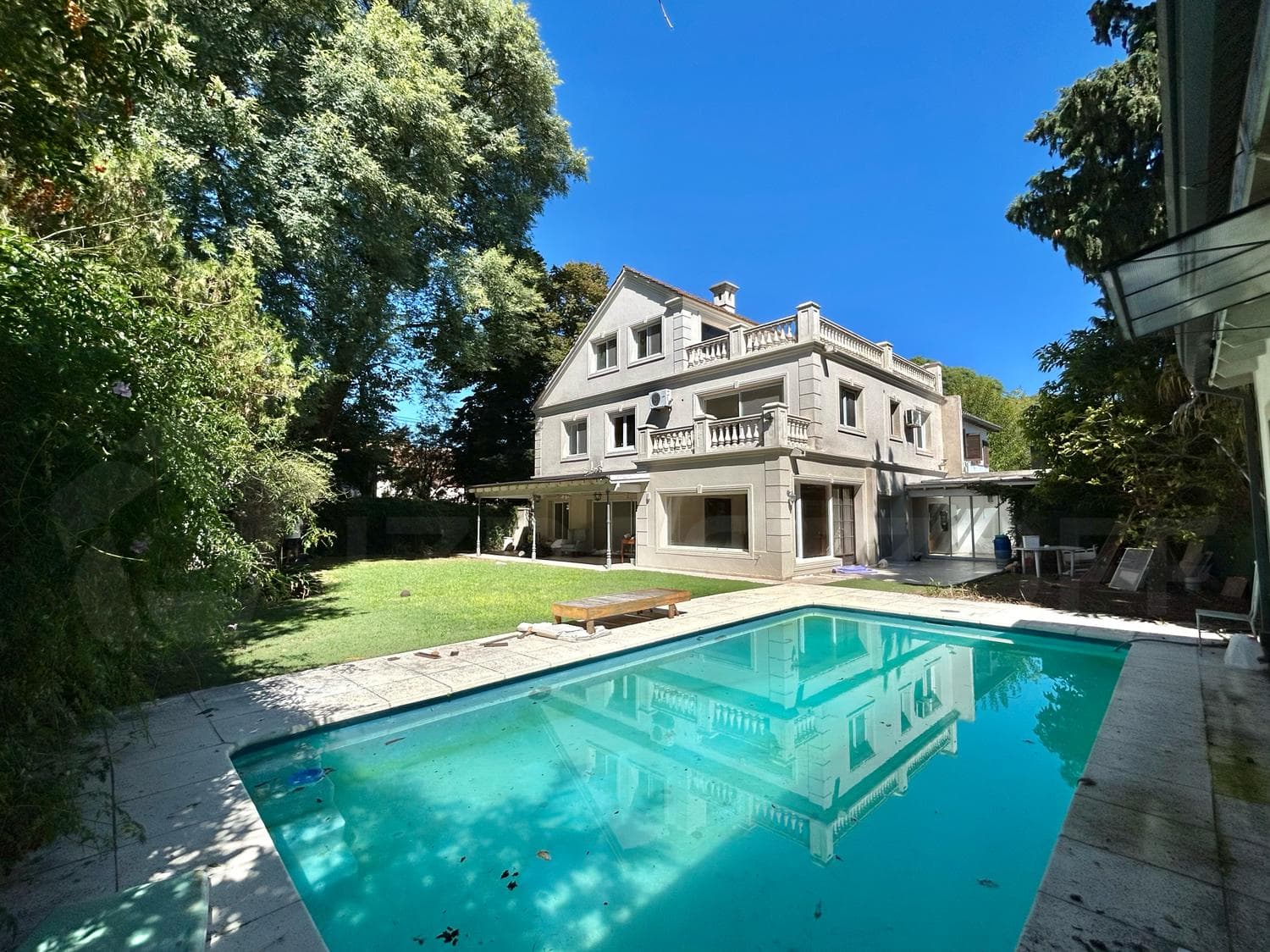 Venta de casa de estilo francés en Acassuso - 1