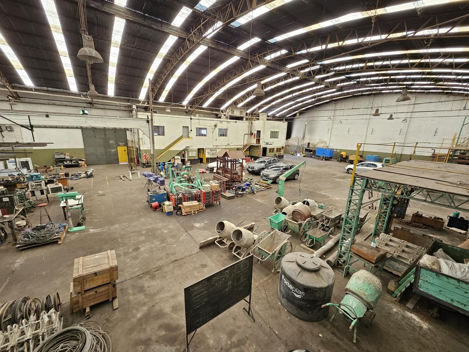 Galpón en alquiler o venta Avellaneda ubicación privilegiada y muy funcional - 1