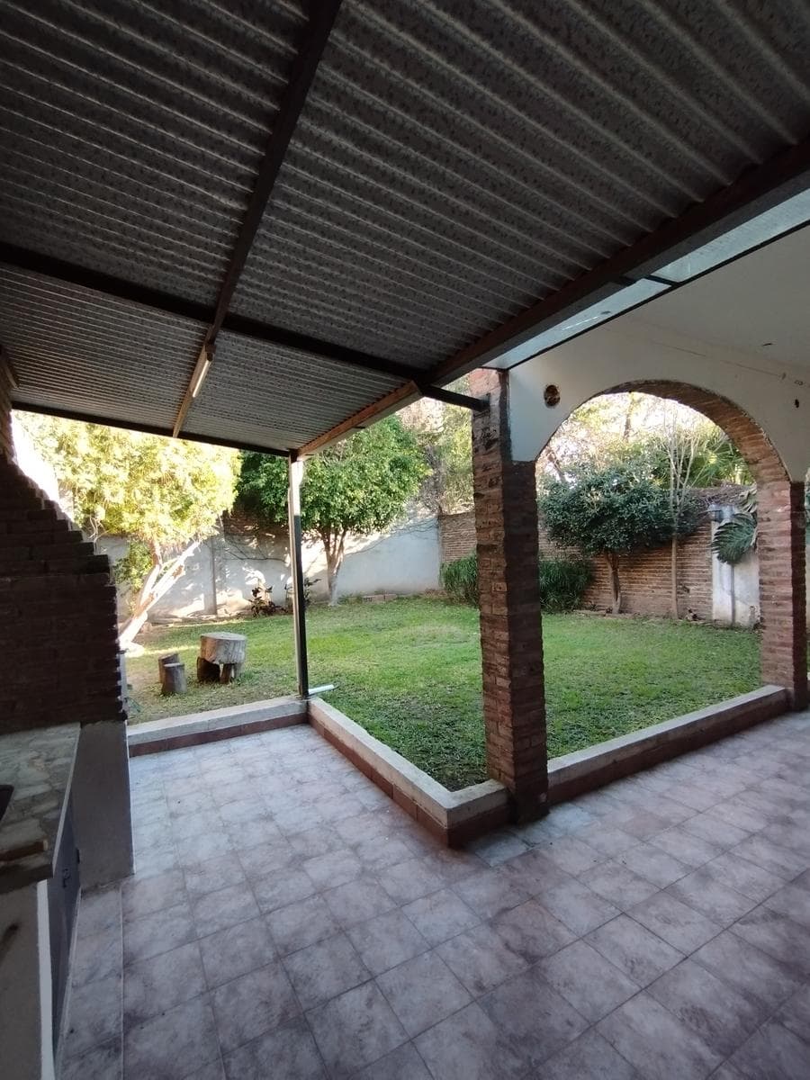 Casa en Arroyito con amplio jardín y potencial de expansión - 1