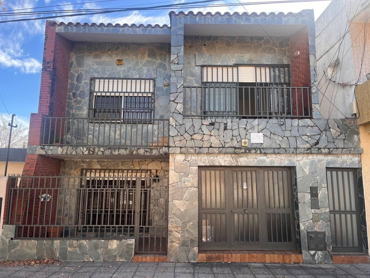 VENTA: Casa de cuatro dormitorios, dos plantas, patio y cochera en Barrio Belgrano, Rosario - 1