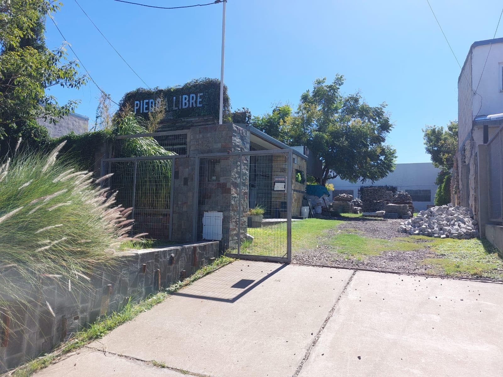 Se vende Local Con amplio terreno Calle Francia y Circunvalacion - 1